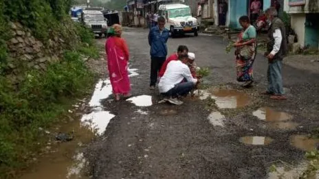 अल्मोड़ा: यहां सड़कों के गड्ढों पर रोप डाले पौधे