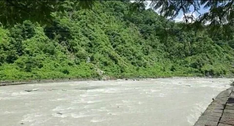 हल्द्वानी: अलर्ट के बावजूद गौला बैराज पर बेवजह घूम रहे लोग