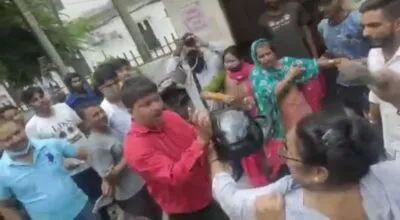 हल्द्वानी: महिलाओं ने कर दी सफाई नायक की पिटाई