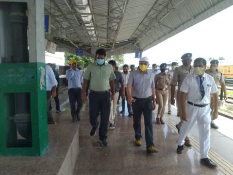 लालकुआं रेलवे स्टेशन के औचक निरीक्षण पर पहुंचे डीआरएम को मिला खामियों का अंबार