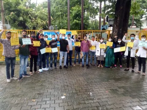 हल्द्वानी: नियुक्ति निकाले जाने की मांग को लेकर फार्मासिस्टों का प्रदर्शन