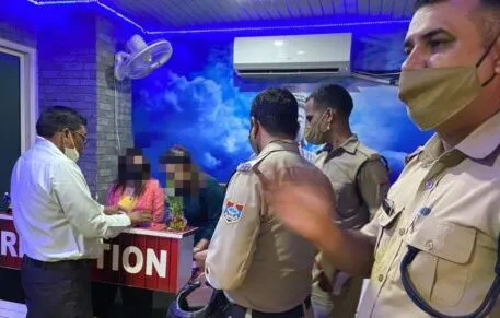 हल्द्वानी: पुलिस के छापामारी, बिना अनुमति के संचालित हो रहे दो स्पा सेंटर पकड़े