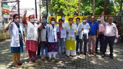हल्द्वानी: नर्सिंग परीक्षा कराए जाने को लेकर नर्सों ने किया प्रदर्शन