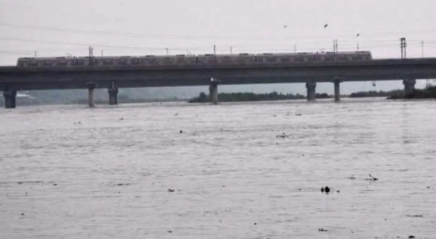 भारी बारिश के बाद दिल्ली में यमुना का जल स्तर बढ़ा, अलर्ट जारी