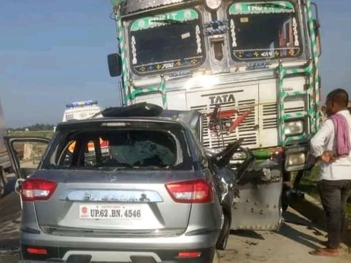 जौनपुर: कार और ट्रक में टक्कर, दो सगे भाइयों समेत पांच की मौत