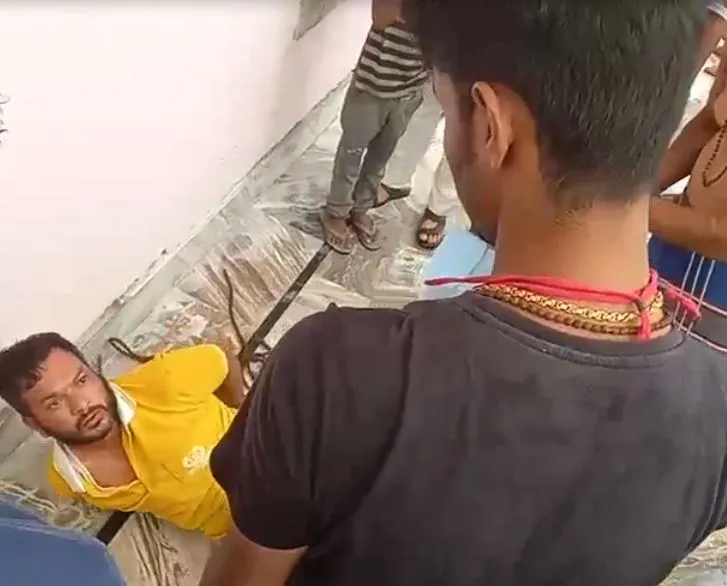 बरेली: चोर को बंधक बनाकर जमकर पीटा, वीडियो हुआ वायरल