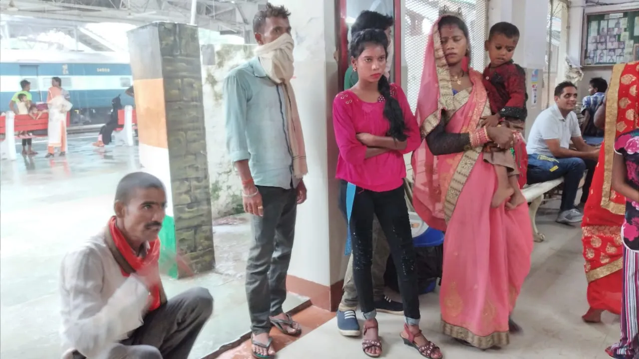 बरेली: साहब मेरी पत्नी को रोक लो, जंक्शन पर हुआ मियां-बीवी का झगड़ा