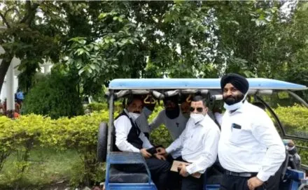 रुद्रपुर: टुकटुक पर सवार होकर वकील पहुंचे कलेक्ट्रेट 