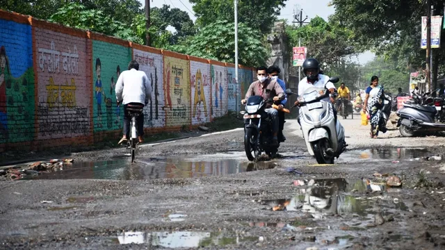 बरेली: संतोष गंगवार के कार्यालय की सड़क बनी पिछड़े गांव की तस्वीर