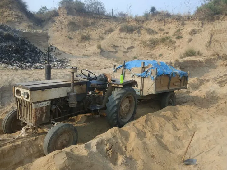 कालाढूंगी: बोर नदी में छापेमारी, ट्रैक्टर छोड़ कर भागे माफिया
