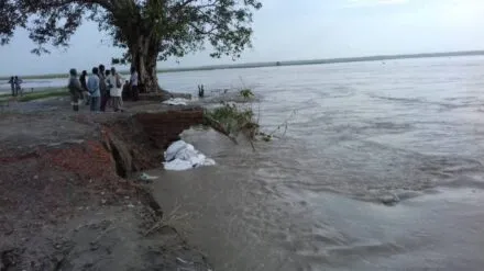 टनकपुर: घाट बहा ले गई उफनाई शारदा, अब डरा रही