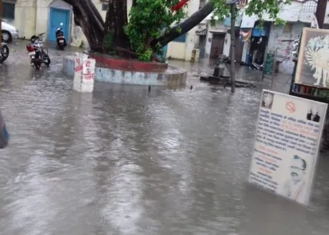 ढाई घंटे की बारिश में तालाब बन गया काशीपुर
