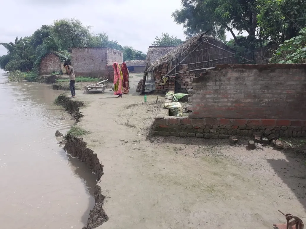 लखीमपुर खीरी: बाछेपारा गांव में घाघरा ने काट दिए 64 घर, प्राथमिक स्कूल में रह रहे कटान पीड़ित परिवार