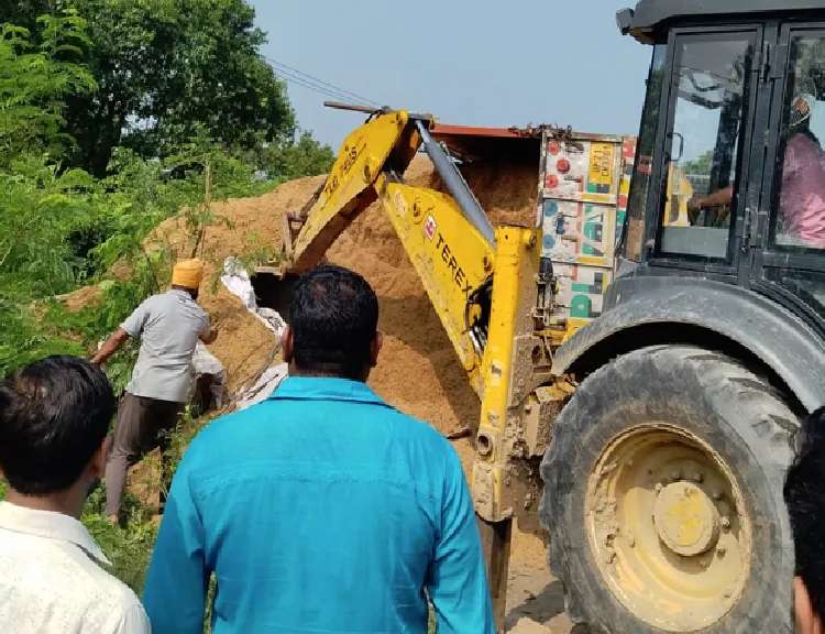 बरेली-पीलीभीत हाईवे पर भूसे से लदा ट्रक राहगीरों पर पलटा, दो की मौत
