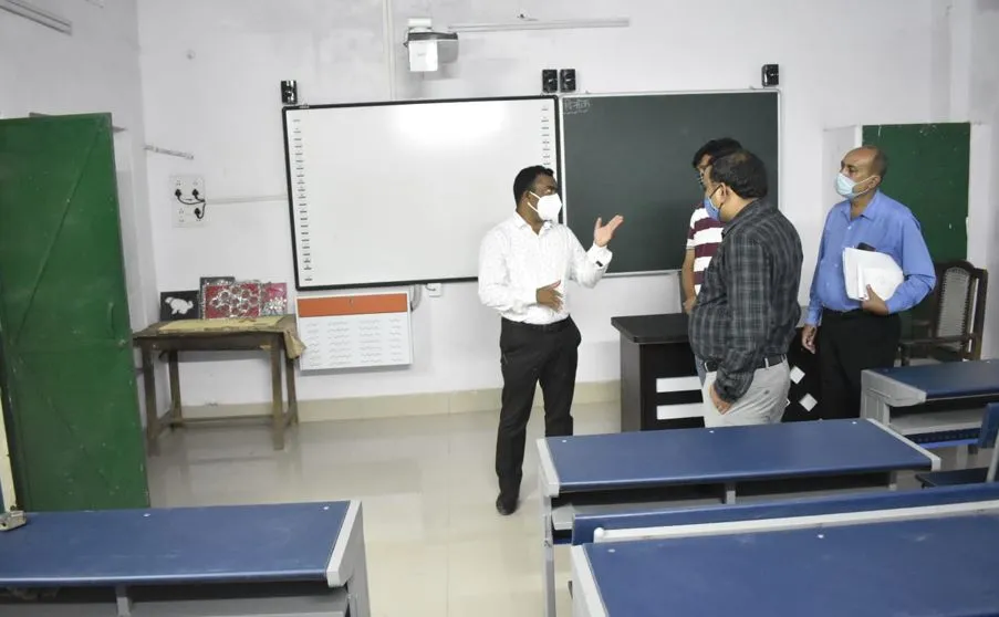 बरेली: जिलाधिकारी ने स्कूलों के निर्माण कार्य जल्द पूरा करने के दिए निर्देश