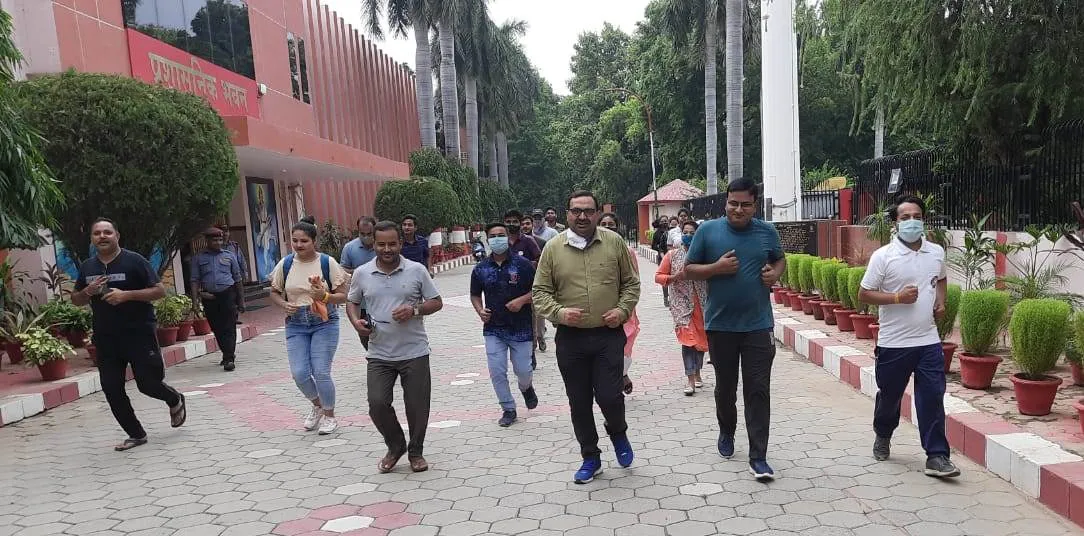बरेली: फिट इंडिया फ्रीडम रन अभियान के तहत दौड़े स्वयंसेवक