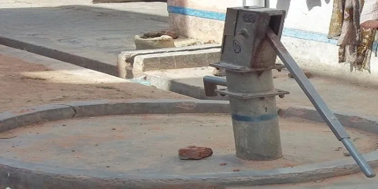 बरेली: मरम्मत योग्य हैंडपंपों की रिबोरिंग दिखाकर चल रहा खेल