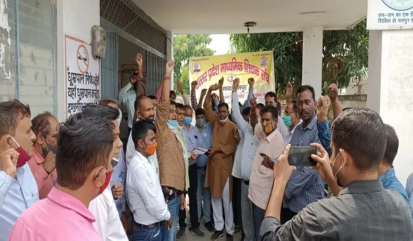 रामपुर: सरकार की शिक्षक विरोधी कार्यशैली के खिलाफ प्रदर्शन, दी चेतावनी