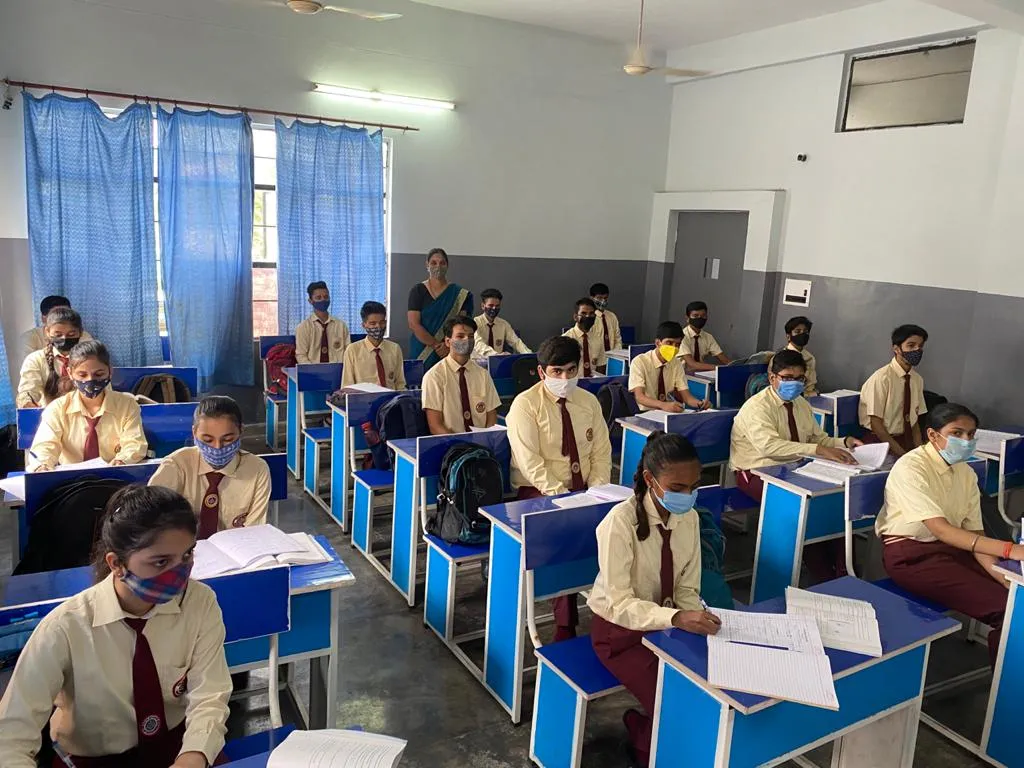 बरेली: सरकारी में पहले दिन कम उपस्थिति, निजी स्कूलों में पहुंचे छात्र