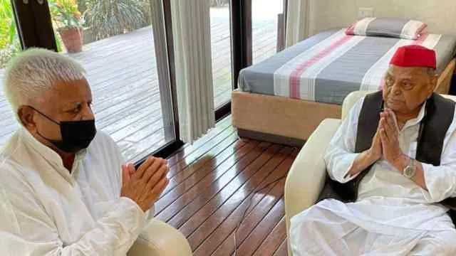 दिल्ली में मुलायम सिंह और अखिलेश यादव से लालू यादव ने की मुलाकात