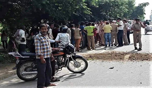संभल: कार की टक्कर से बाइक सवार युवक की मौत, एक घायल