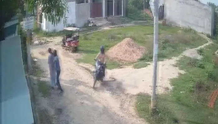 लखनऊ: दिनदहाड़े हुई चेन स्नेचिंग, सीसीटीवी फुटेज में कैद हुई घटना