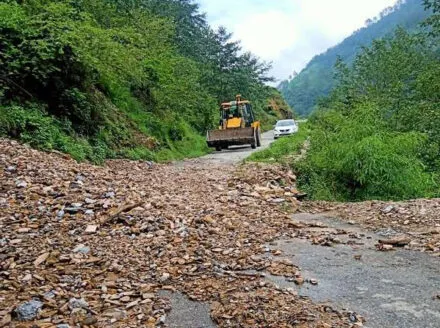बागेश्वर: जगह-जगह आया मलवा, वाहनों की रफ्तार पर ब्रेक