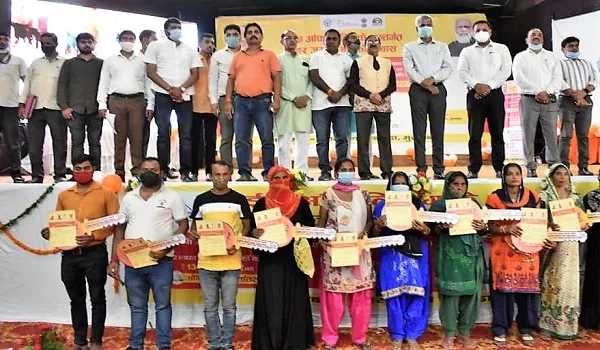मुरादाबाद: प्रधानमंत्री आवास योजना के तहत मिली किश्त तो खिले चेहरे
