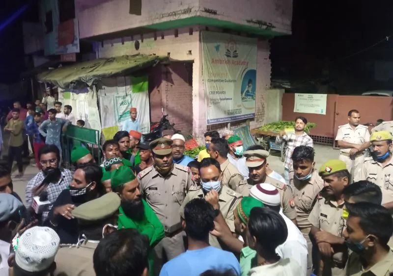 बरेली: पुलिस कर्मियों की दबंगई ने भड़काईं धार्मिक भावनाएं, बवाल