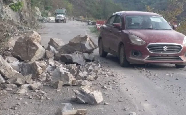 बागेश्वर: कपकोट के असों गांव में पहाड़ी से गिर रहे बोल्डर, दस परिवार किए शिफ्ट