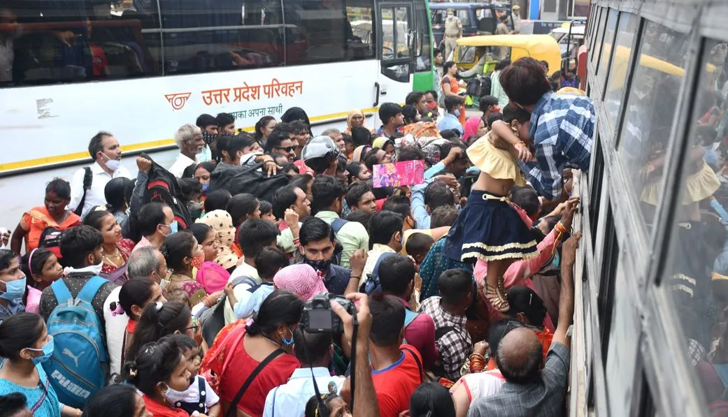 बरेली: मुफ्त यात्रा में अव्यवस्था, बहनें बसों के लिए तरसीं