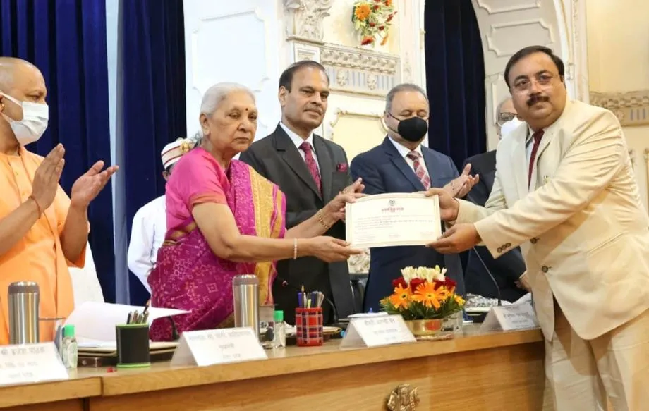 बरेली: राज्यपाल ने न्यायाधीश सत्येन्द्र सिंह वर्मा को किया सम्मानित