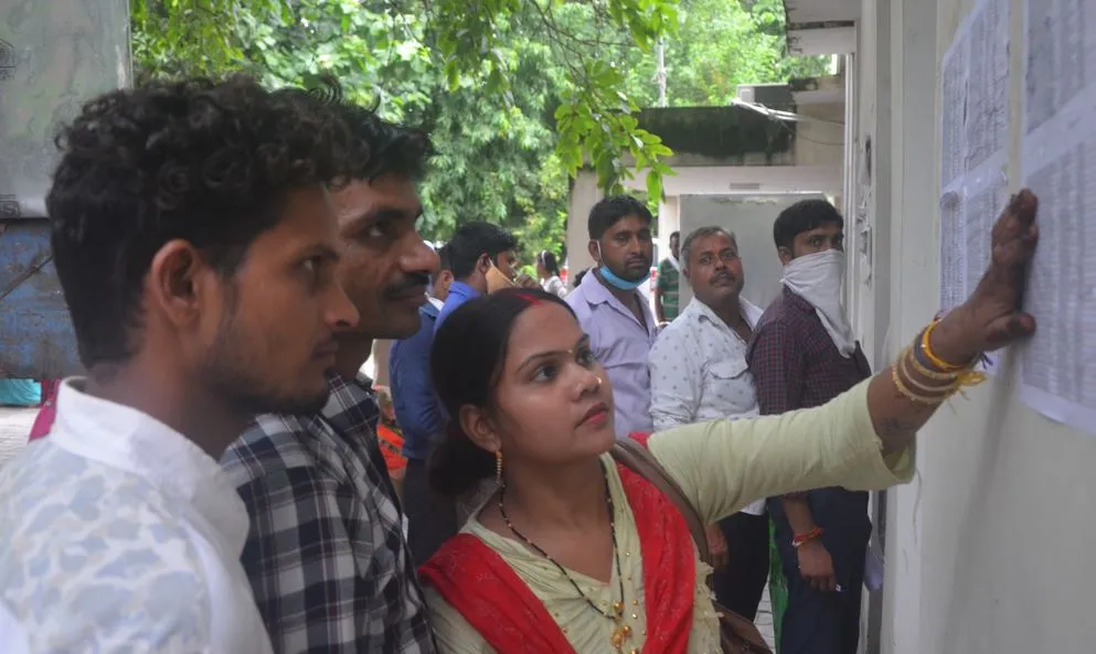 बरेली: विश्वकर्मा श्रम सम्मान योजना के लिए लगी लंबी कतार