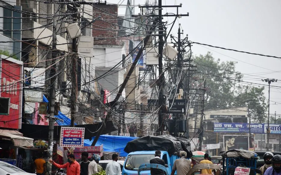 बरेली: जर्जर तारों में गुच्छा बनकर लटक रहा मंडलायुक्त का आदेश