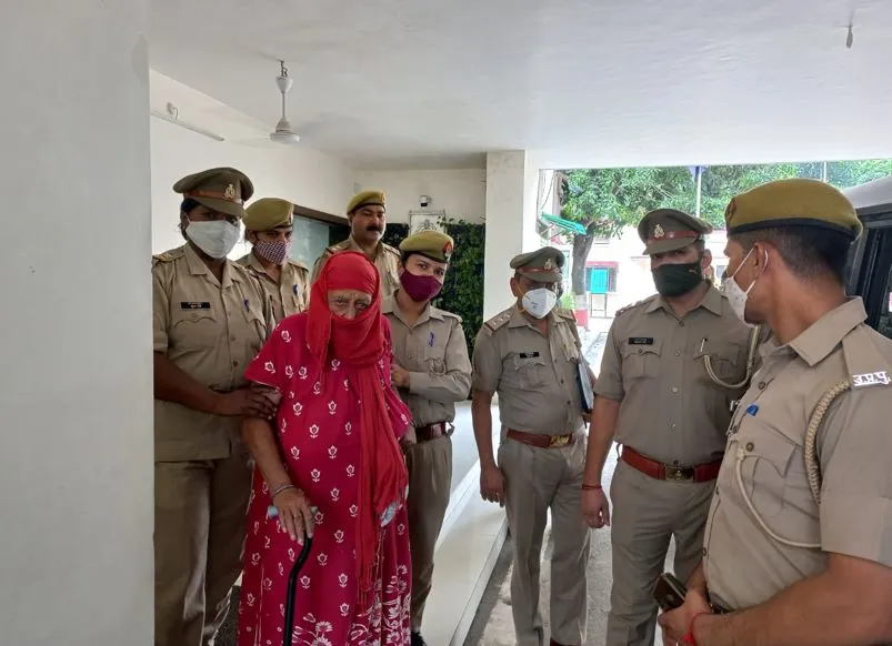 बरेली: बुजुर्ग महिला का पर्स लूटा, आईजी ने मदद कर निजी वाहन से भेजा घर