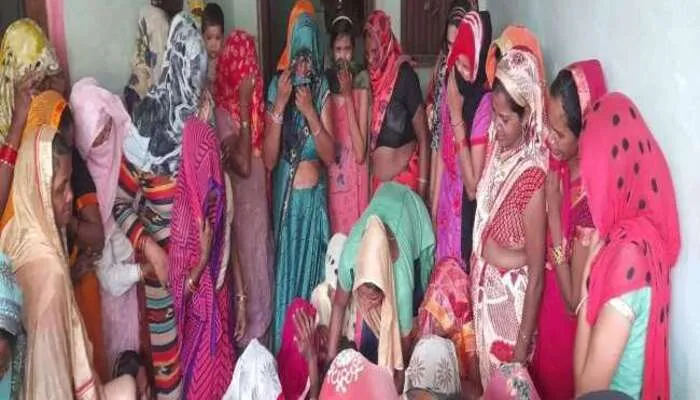 मेरठ: सो रहे दपंती को सांप ने काटा, पति की मौत, पत्नी की हालत गंभीर