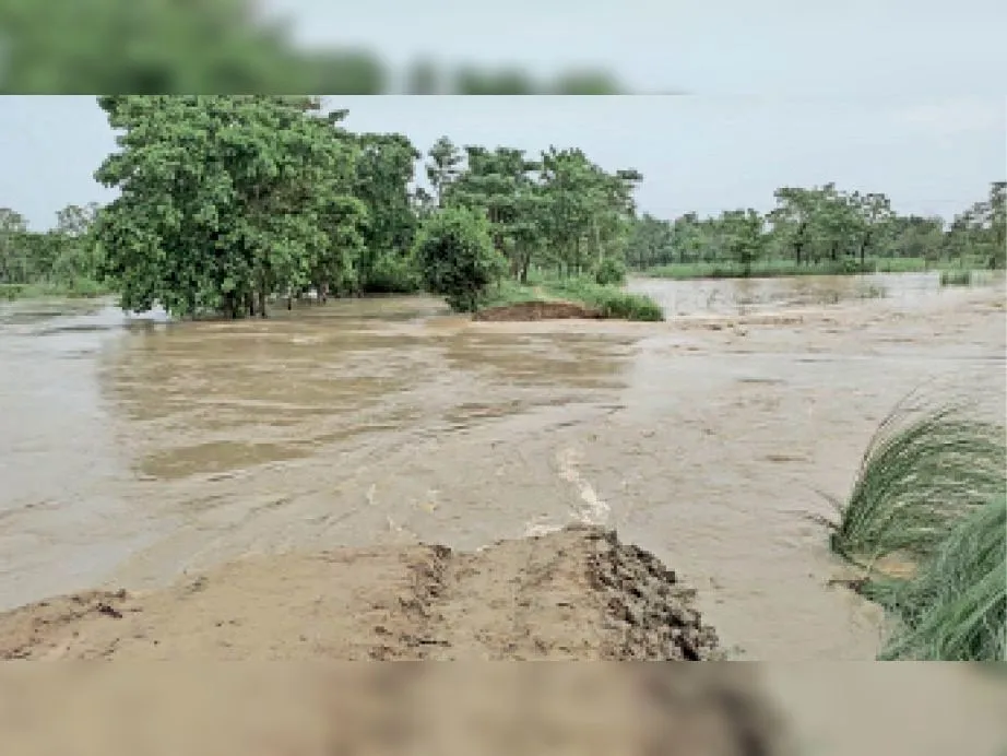 बनबसा: बाढ़ सुरक्षा के कार्य नहीं होने से बमनपुरी के ग्रामीण परेशान