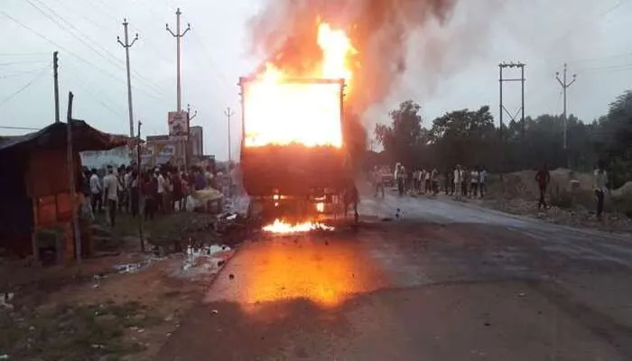 गाजियाबाद: ट्रक में लगी आग, जला लाखों का माल, घंटों की मशक्कत के बाद पाया गया काबू