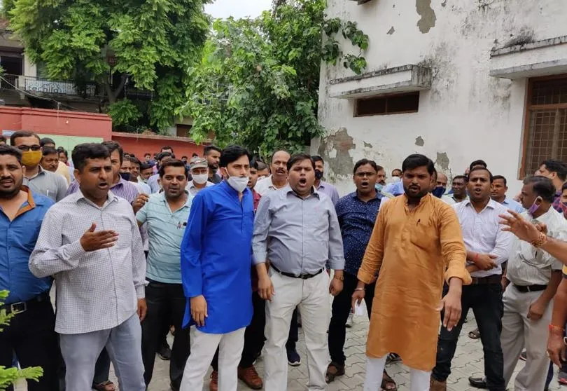 बरेली: आंदोलन कर सिंचाई कर्मचारियों ने आठ सूत्रीय मांगें उठायीं