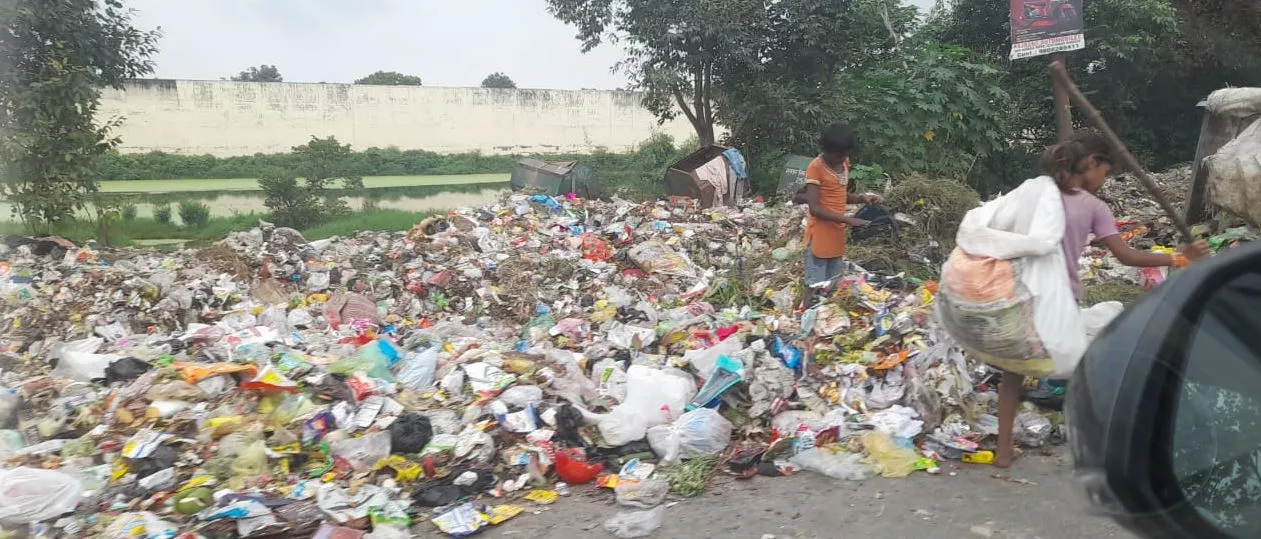 बरेली: मिनी बाईपास पर कूड़ाघर से सड़क पर फैला रहता कूड़ा