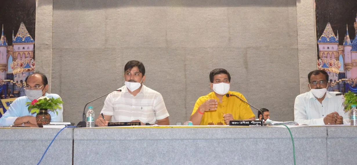 बरेली: सदन में लुंगी-बनियान पहन भाजपा पार्षद के भीख मांगने पर बवाल