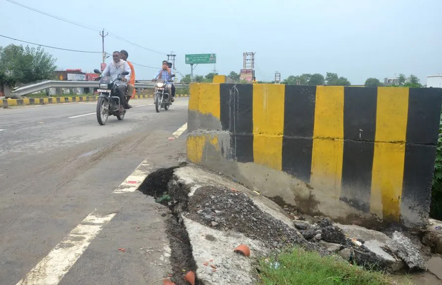 बरेली: हरूनगला के पास रोड टूटने का हादसे का खतरा