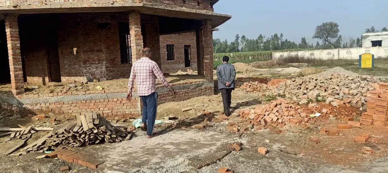 बरेली: … तो अफसरों की मौजूदगी में भ्रष्टाचार की नींव पर बना था पंचायत घर