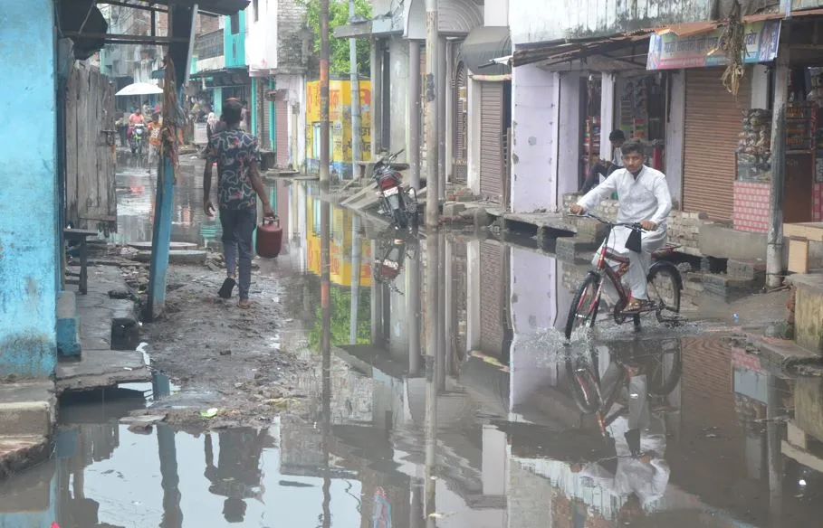 बरेली: खस्ताहाल सड़कें स्मार्ट सिटी के चेहरे पर लगा रहीं दाग