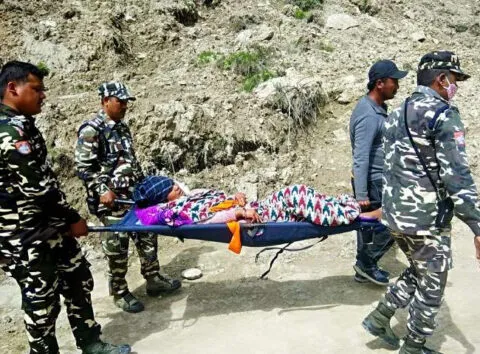 अल्मोड़ा: बीमार महिला मजदूर को एसएसबी जवानों ने पहुंचाया अस्पताल