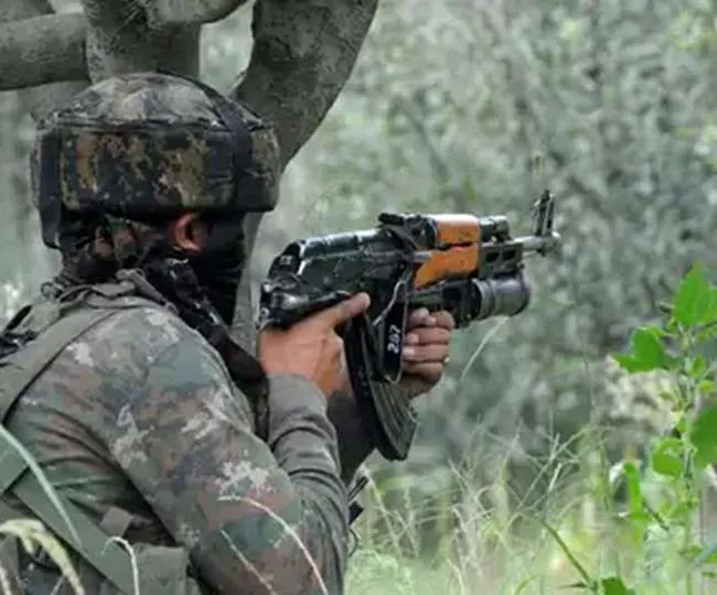 जम्मू कश्मीर: बडगाम में सुरक्षाबलों और आतंकियों के बीच मुठभेड़, एक आतंकवादी ढेर