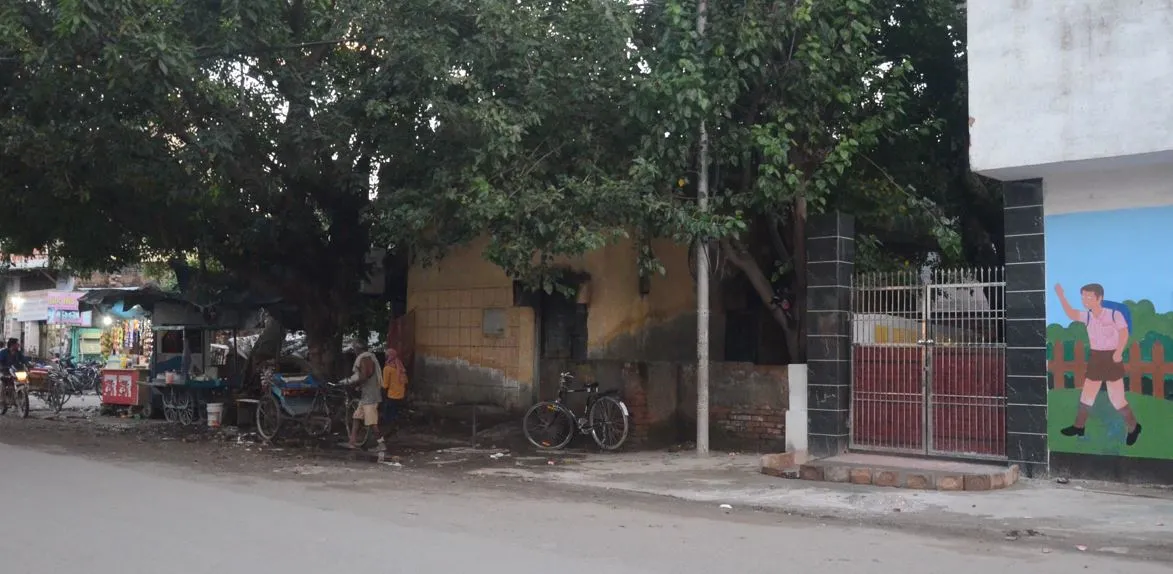 बरेली: स्कूल कॉलेजों के आसपास से नही हटाई गई शराब की दुकानें