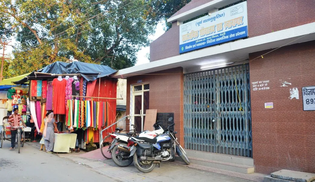 बरेली: शौचालय में लगा ताला, नहीं आ रहा जनता के काम