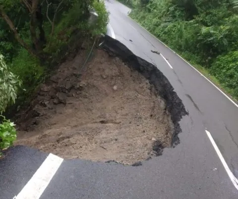 भारी बारिश के चलते हल्द्वानी-ज्योलीकोट- अल्मोड़ा नेशनल हाईवे पर भूस्खलन, मार्ग बाधित