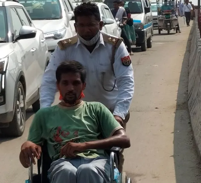 बरेली: ट्रैफिक नियंत्रण करने के साथ इंसानियत का भी पाठ पढ़ा रहे कमलेश